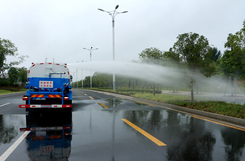東風(fēng)145型自裝卸式垃圾車(chē)頂噴功能演示